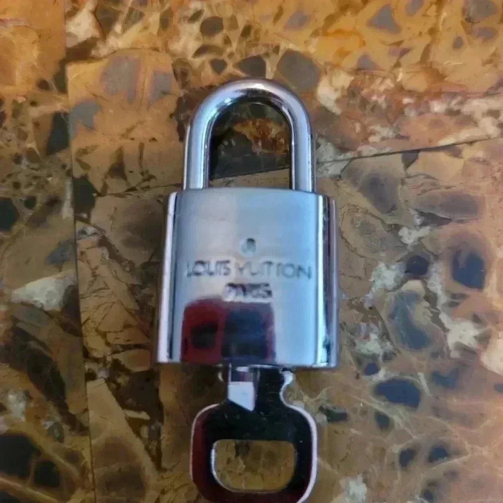 🔥🔥LOW START🔥🔥LOUIS VUITTON SILVER LOCK AND KEY - Picture 11 of 12